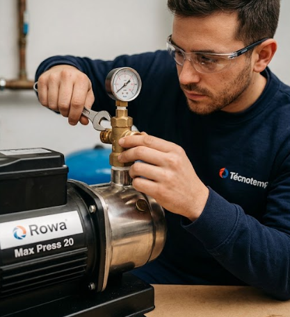 Técnico Hidrotek realizando conserto de pressurizador Rowa Max Press 20 na residência do cliente em São Paulo
